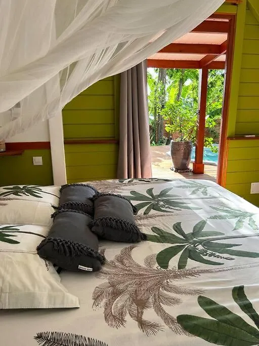 Bungalow, Gite Les Fleurs Du Colibri Буйант Гваделупа